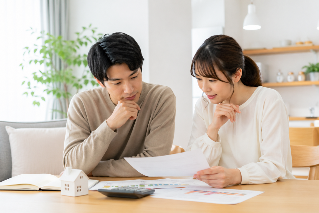 住宅ローンの金利を検討する夫婦